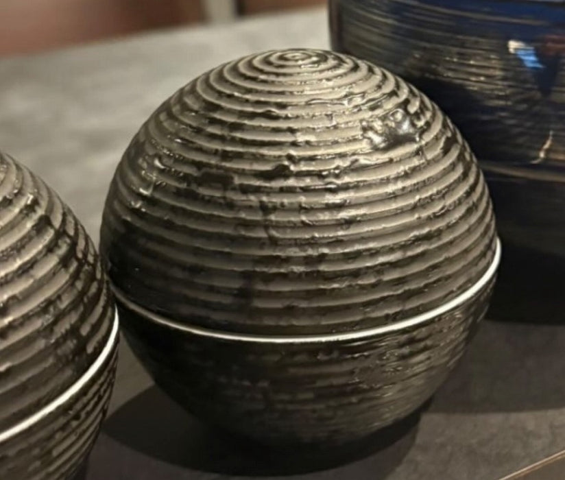 95玉蓋物　黒千段タタキ　9cm　有田焼(j.R)