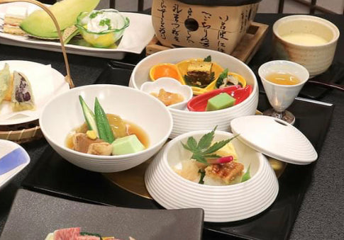 玉重　白磁　16cm 有田焼【白磁/珠型三段重】