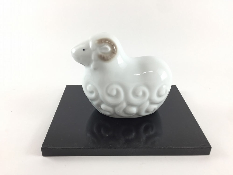 【SALE】白磁　干支置物(未)　小　10cm　有田焼【訳あり】