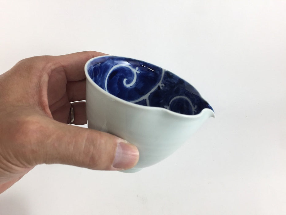 【SALE】手造片口酒器.内藍唐草　10cm(200cc)　有田焼(j.R)【訳あり】