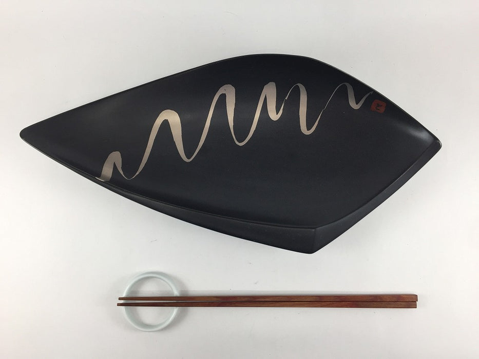 【SALE】錦黒マット銀流し剣先皿　31cm　有田焼【訳あり】