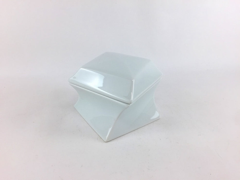 【SALE】ネジリ角蓋物(白)　8cm　有田焼【訳あり】