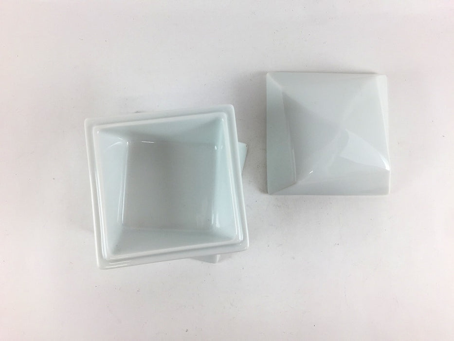 【SALE】ネジリ角蓋物(白)　8cm　有田焼【訳あり】