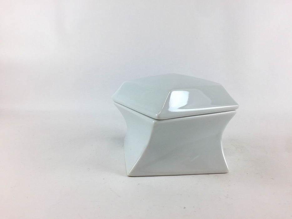 【SALE】ネジリ角蓋物(白)　8cm　有田焼【訳あり】