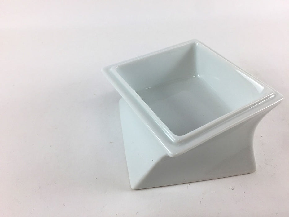 【SALE】ネジリ角蓋物(白)　8cm　有田焼【訳あり】