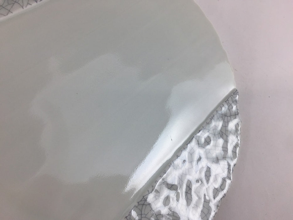 【SALE】180刳り貫き丸皿　貫入風　18cm　有田焼【訳あり】
