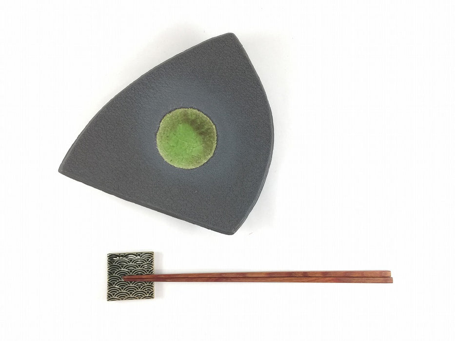 【SALE】三角中皿(黒土緑ビードロ)　17cm　美濃焼【訳あり】