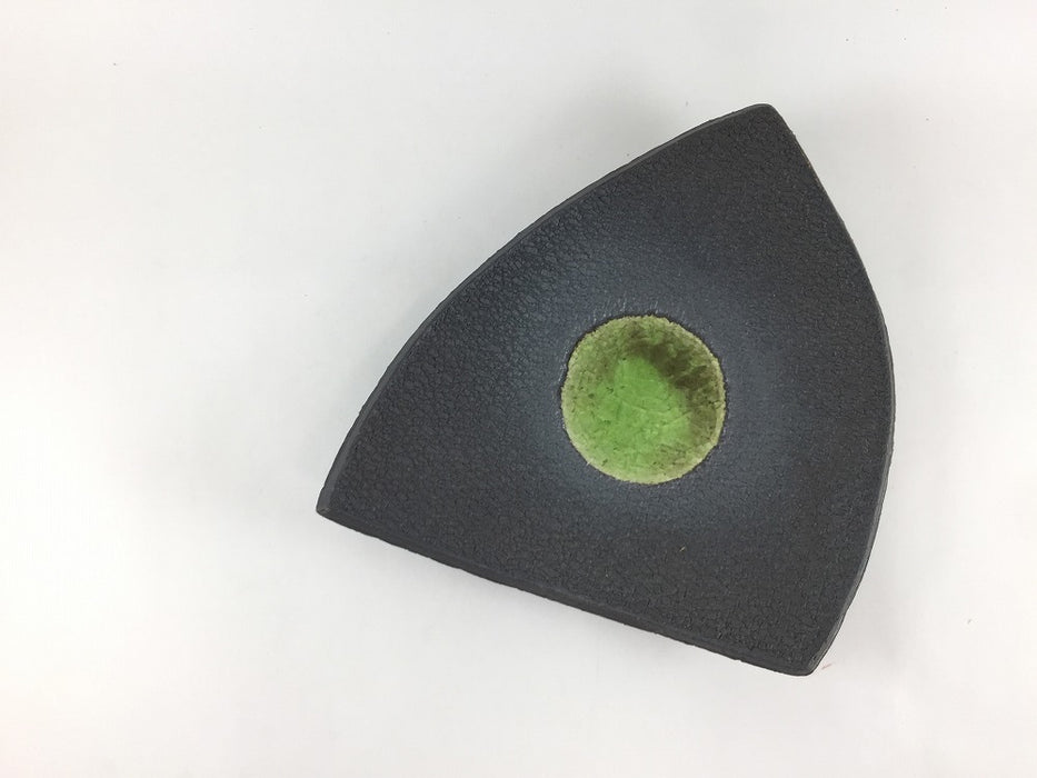 【SALE】三角中皿(黒土緑ビードロ)　17cm　美濃焼【訳あり】