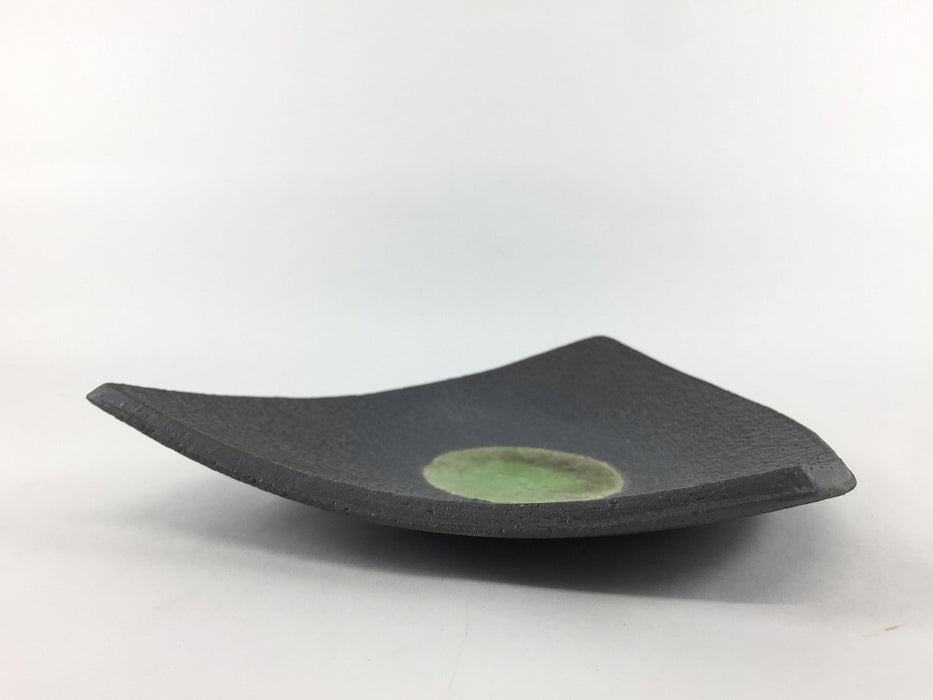 【SALE】三角中皿(黒土緑ビードロ)　17cm　美濃焼【訳あり】