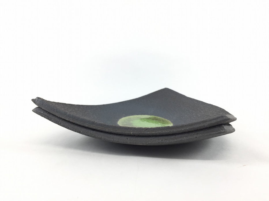 【SALE】三角中皿(黒土緑ビードロ)　17cm　美濃焼【訳あり】
