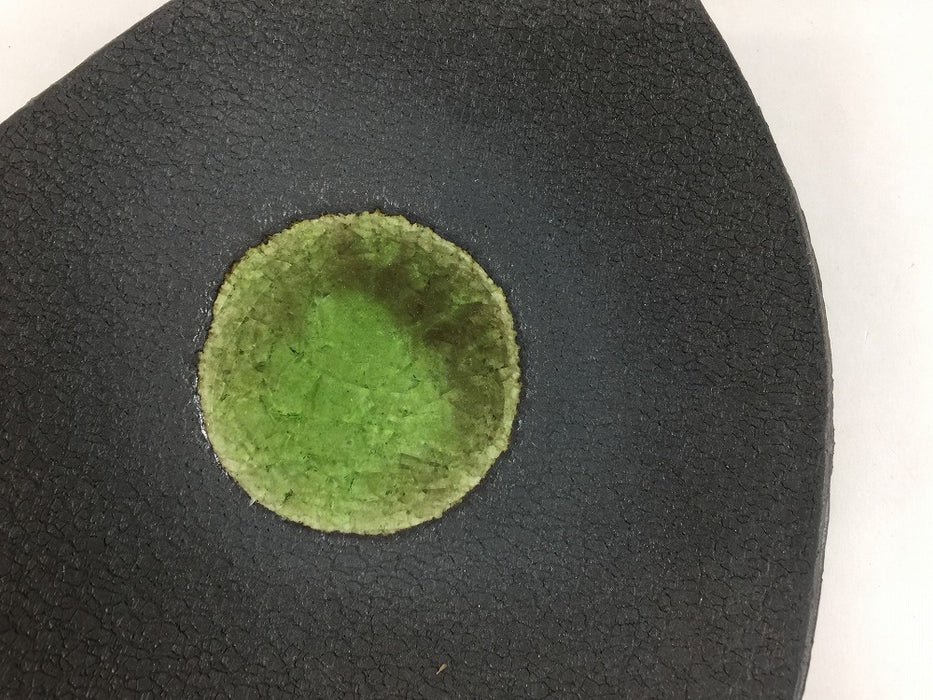 【SALE】三角中皿(黒土緑ビードロ)　17cm　美濃焼【訳あり】