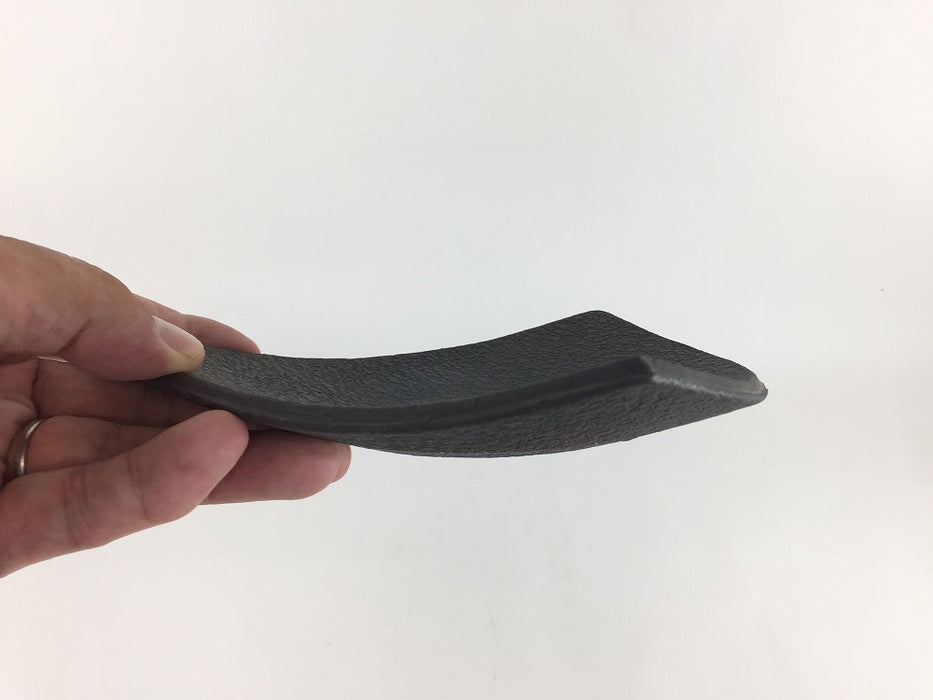 【SALE】三角中皿(黒土緑ビードロ)　17cm　美濃焼【訳あり】