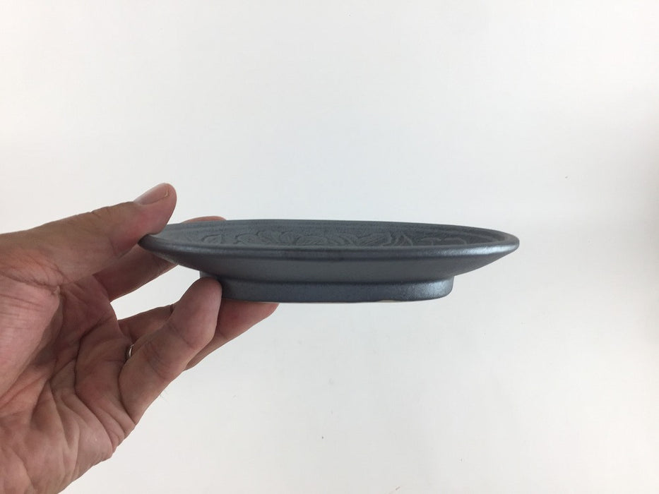 【SALE】16cm唐花彫楕円皿.黒結晶　有田焼【訳あり】