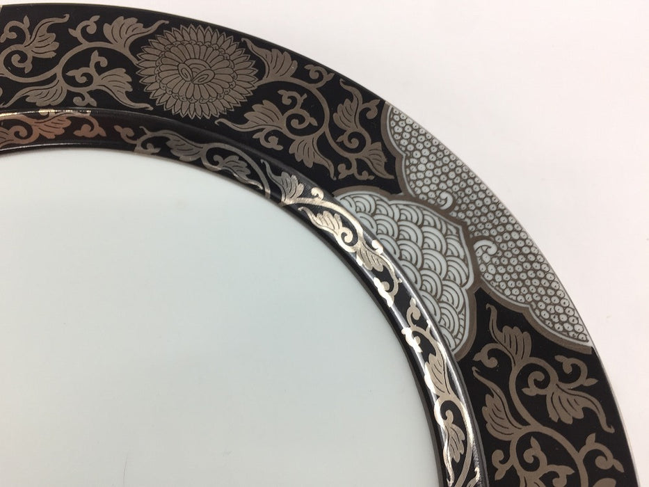 【SALE】26cmリム皿.黒銀彩菊華紋　有田焼【訳あり】