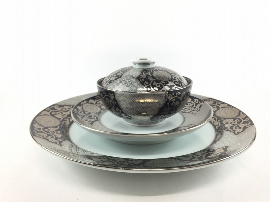 【SALE】26cmリム皿.黒銀彩菊華紋　有田焼【訳あり】