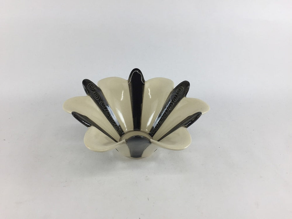 【SALE】粟田)花弁小鉢　黒ゴス掻き落し　13cm　有田焼【訳あり】