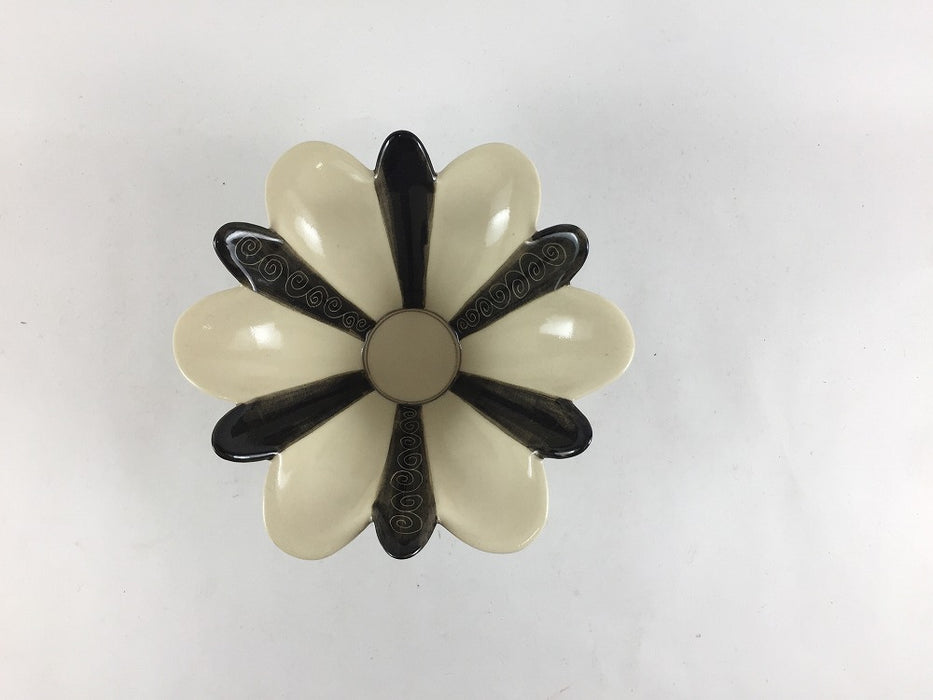 【SALE】粟田)花弁小鉢　黒ゴス掻き落し　13cm　有田焼【訳あり】