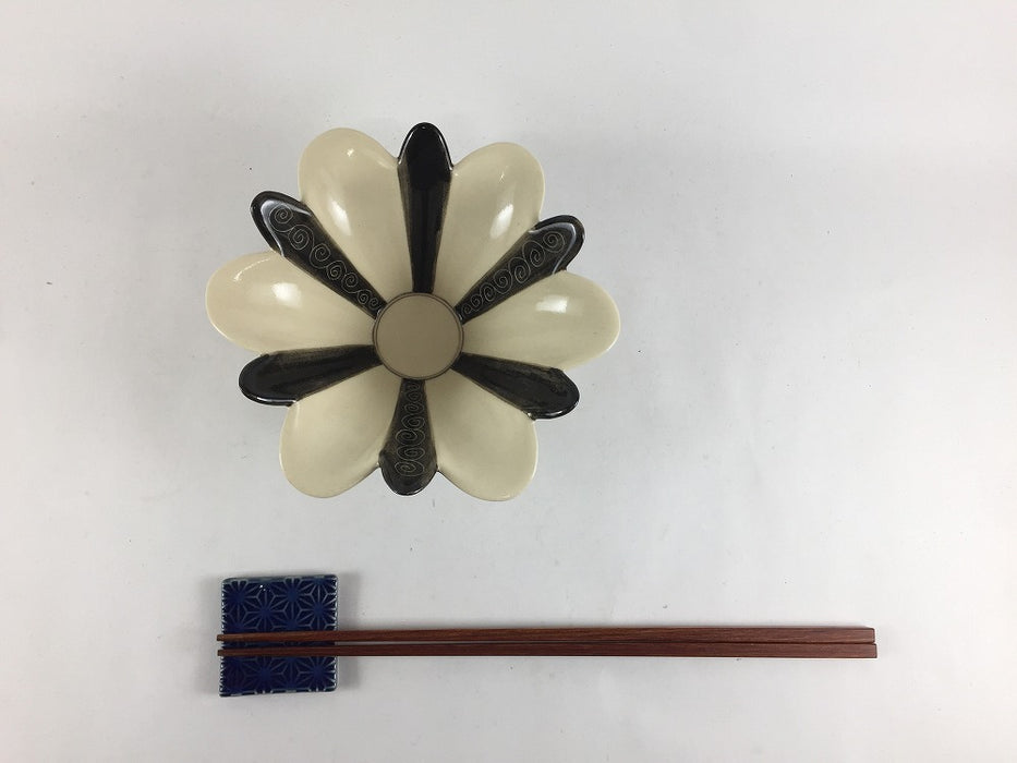 【SALE】粟田)花弁小鉢　黒ゴス掻き落し　13cm　有田焼【訳あり】