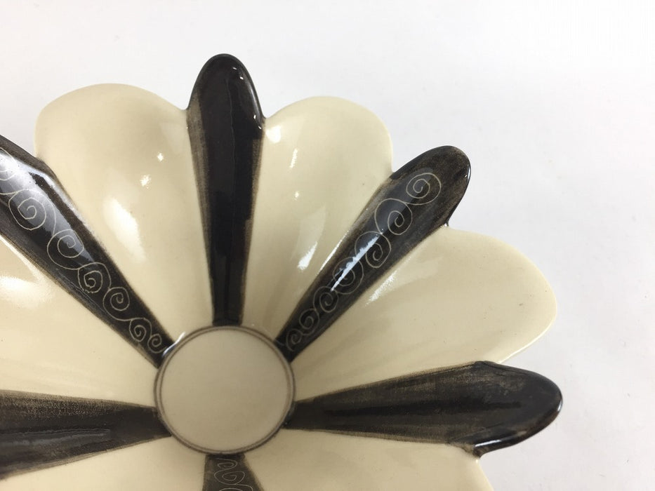 【SALE】粟田)花弁小鉢　黒ゴス掻き落し　13cm　有田焼【訳あり】