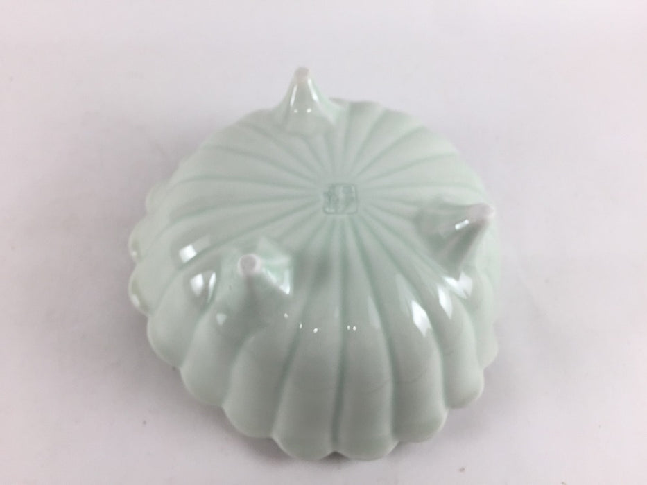 【SALE】菊割三ツ足小鉢　青磁　13cm　三川内焼【訳あり】