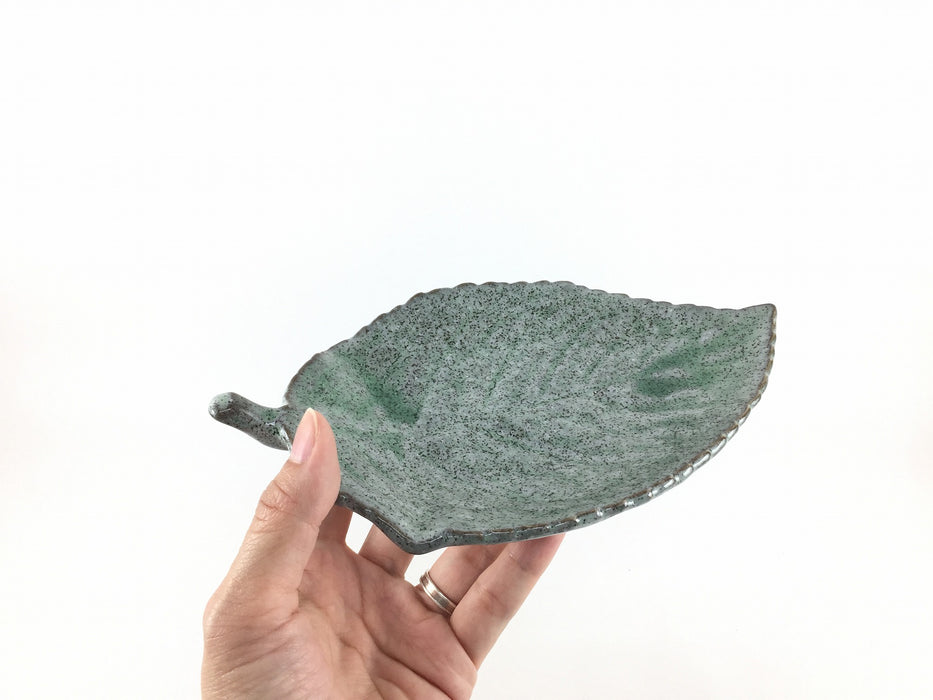 22cm木の葉皿.カイラギ緑吹　美濃焼【皿/中皿】
