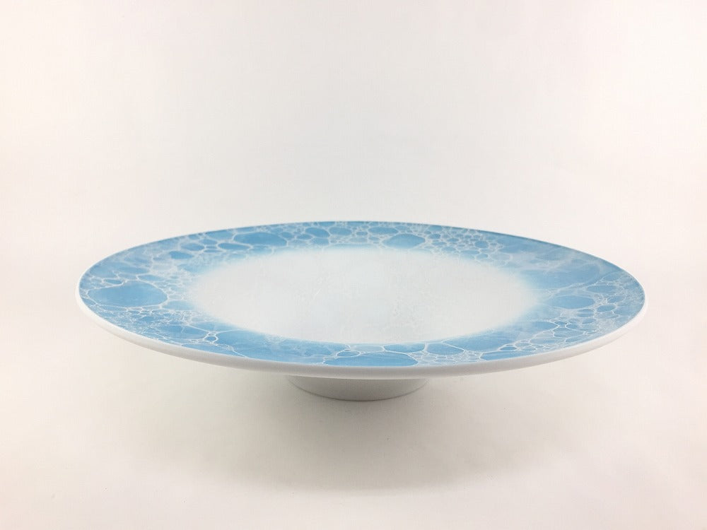 泡ワイドリムえくぼ高台皿 24cm 渕ブルー 有田焼 (j.R) — 佐賀有田